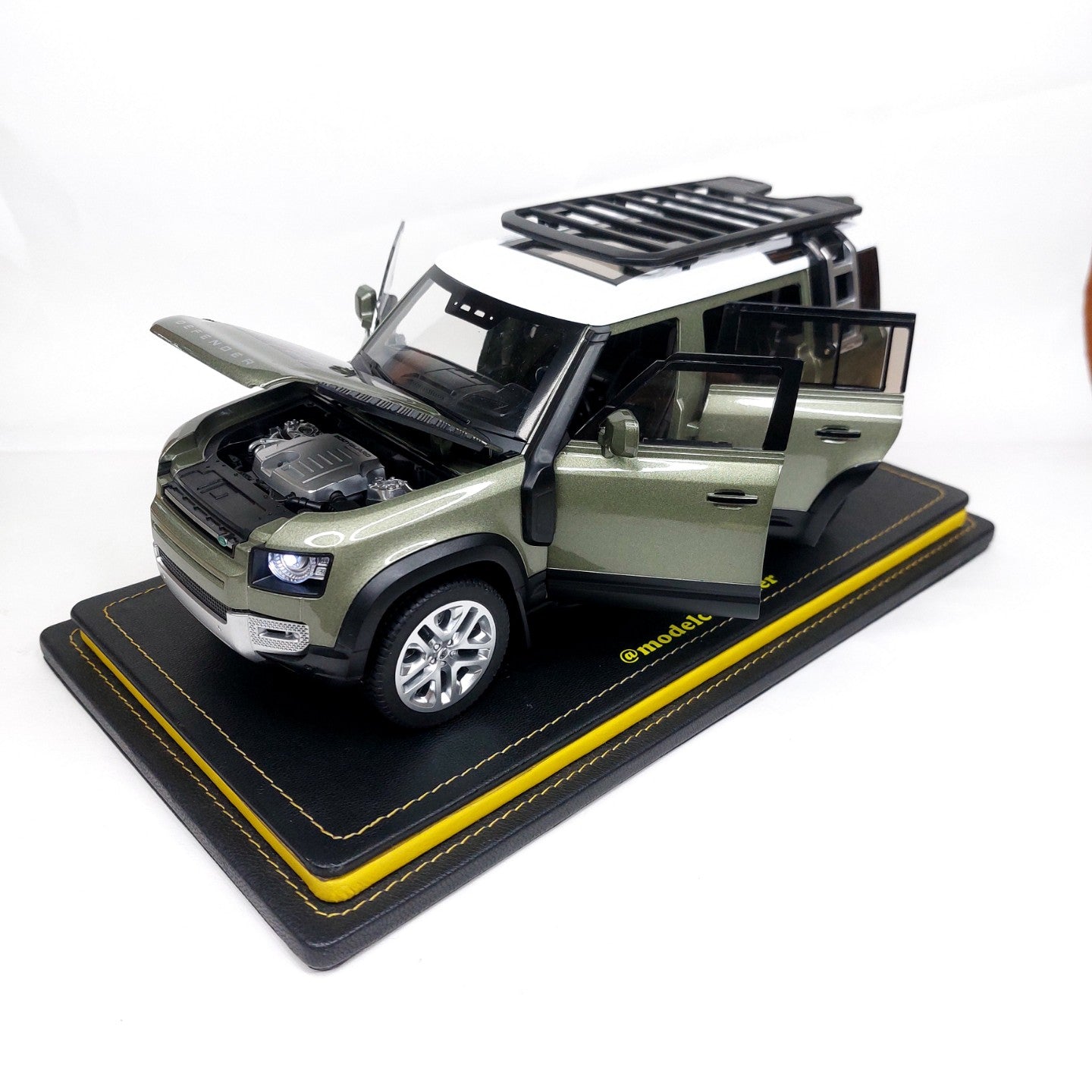 1:18 QY Toys Land Rover Defender Diecast Model Car