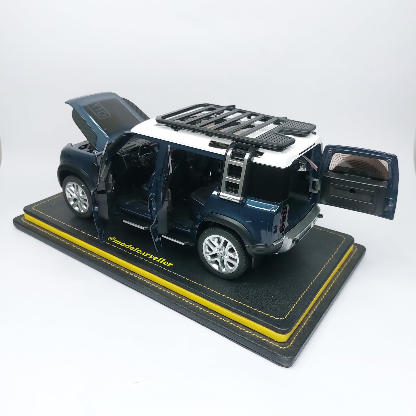 1:18 QY Toys Land Rover Defender Diecast Model Car
