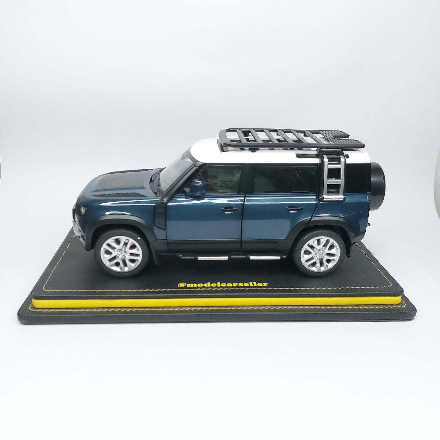 1:18 QY Toys Land Rover Defender Diecast Model Car