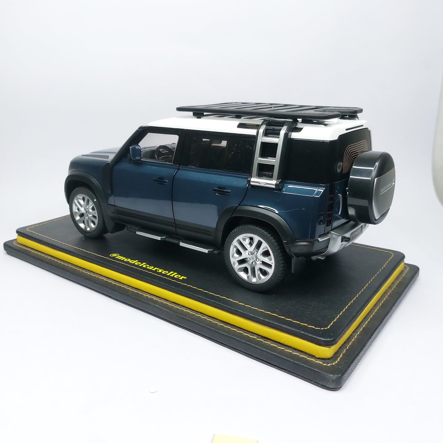1:18 QY Toys Land Rover Defender Diecast Model Car