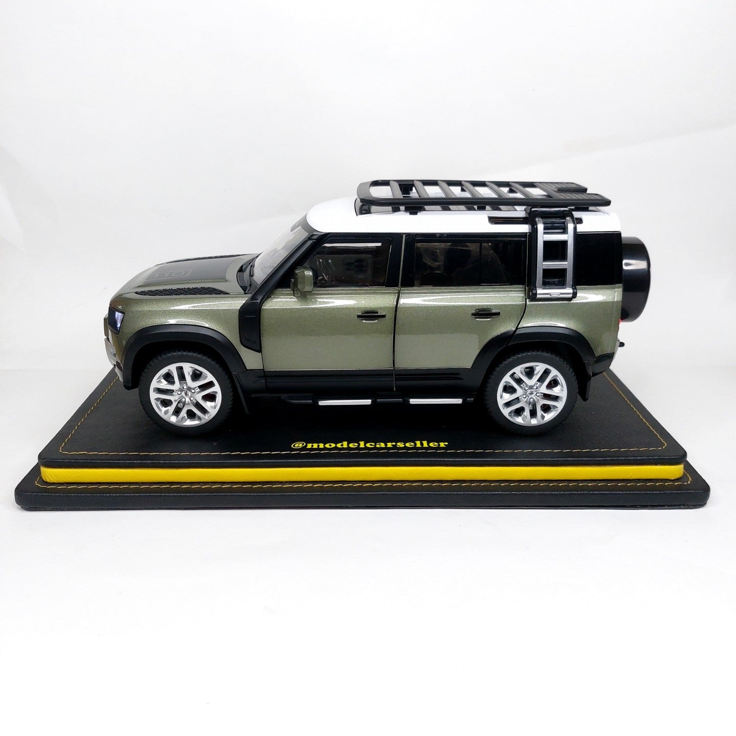 1:18 QY Toys Land Rover Defender Diecast Model Car