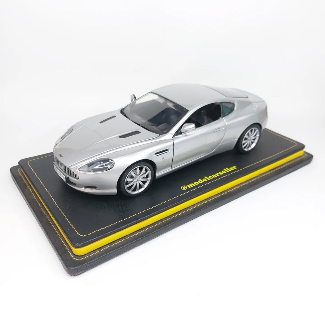 1:18 Motormax Aston Martin DB4 Diecast Scale Model
