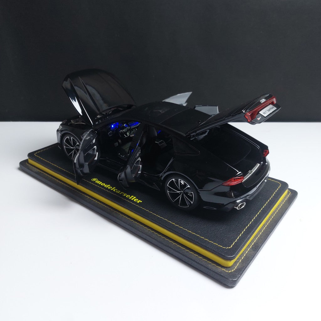1:18 Audi RS7 Diecast Scale Model with Remote Key