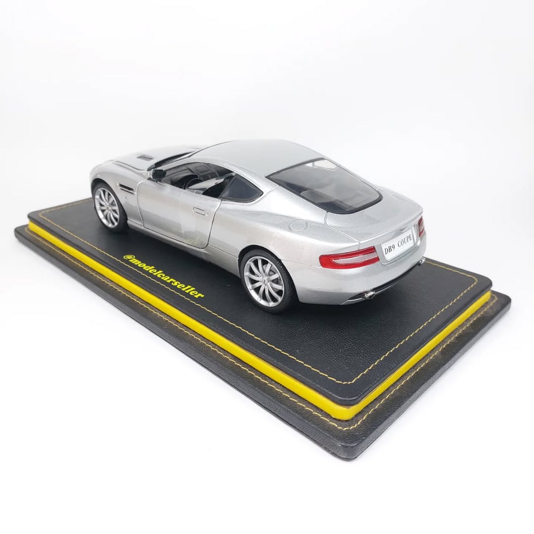 1:18 Motormax Aston Martin DB4 Diecast Scale Model