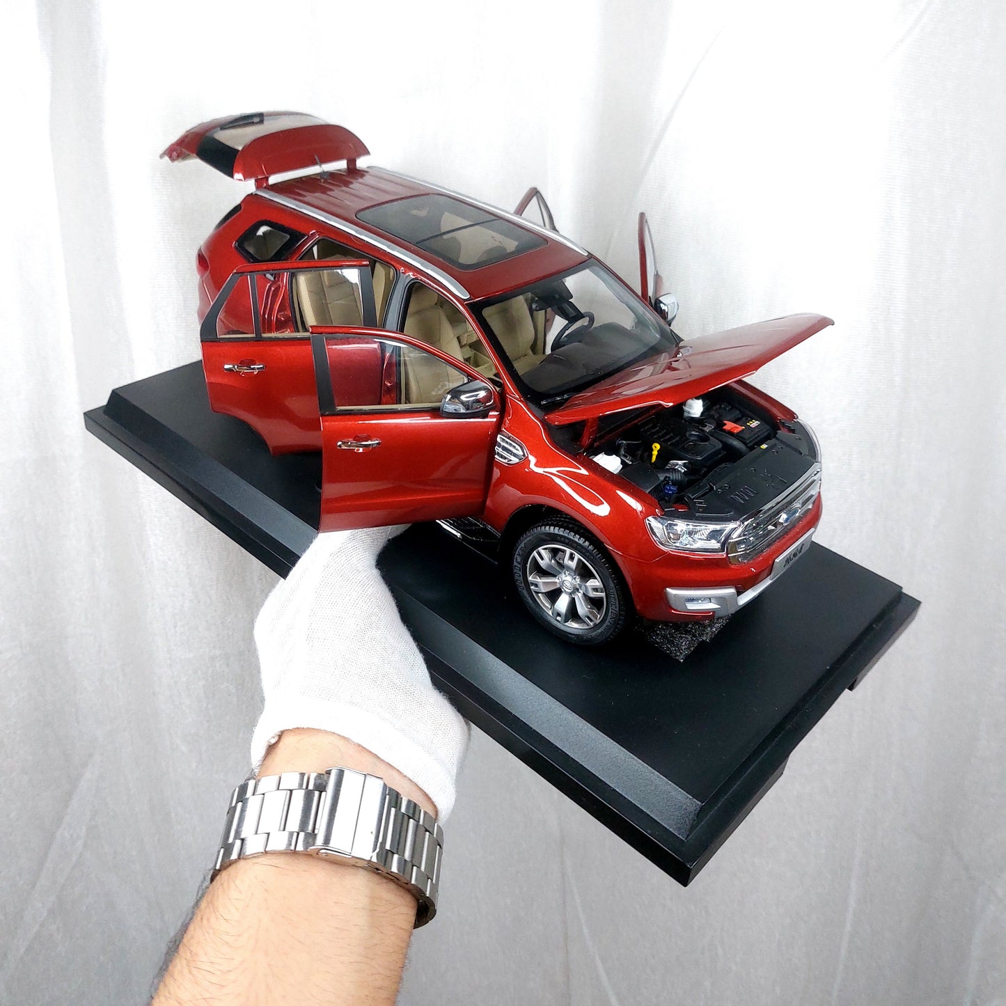 1:18 Dealer Edition Ford Endeavor Diecast Model Car (NO BOX)