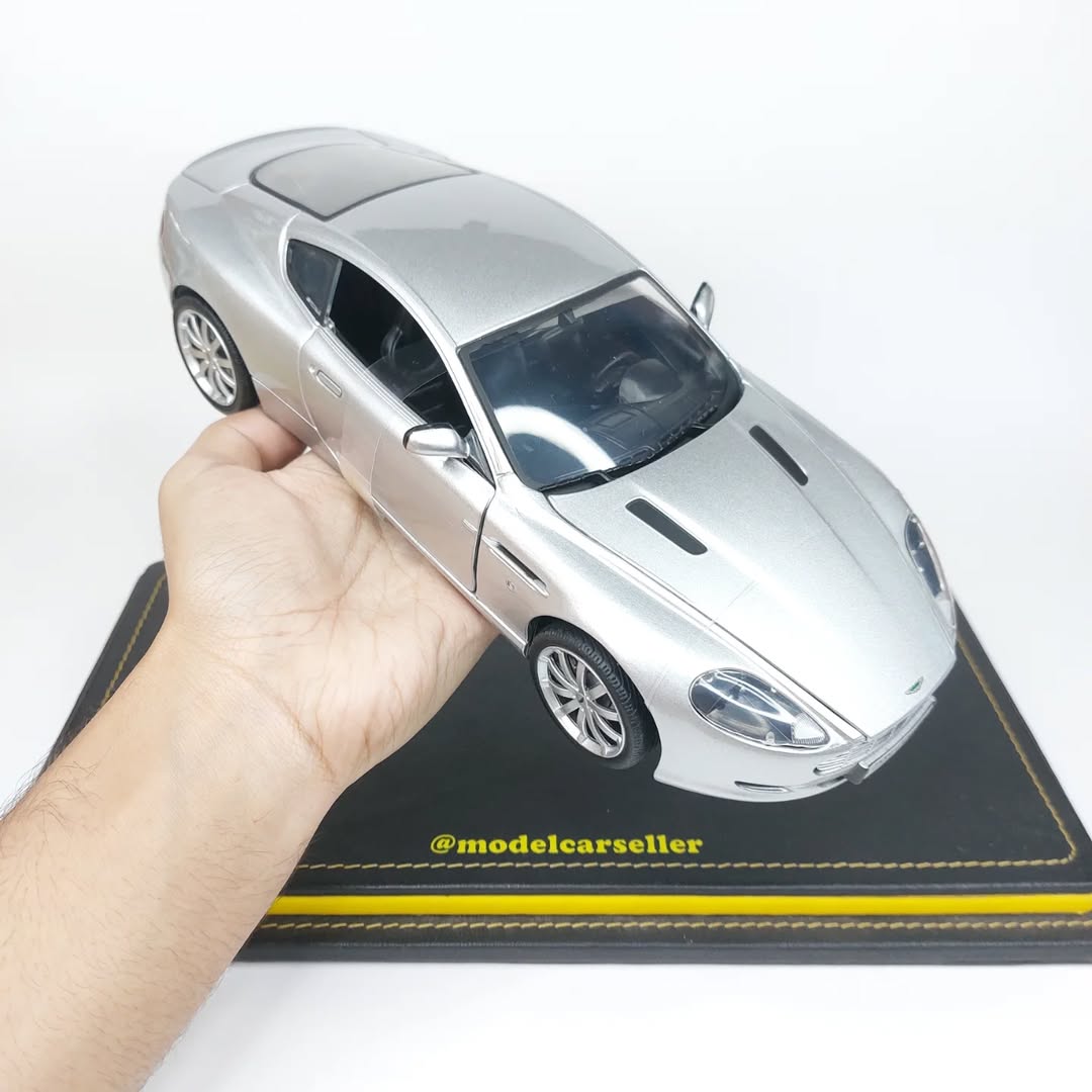 1:18 Motormax Aston Martin DB4 Diecast Scale Model