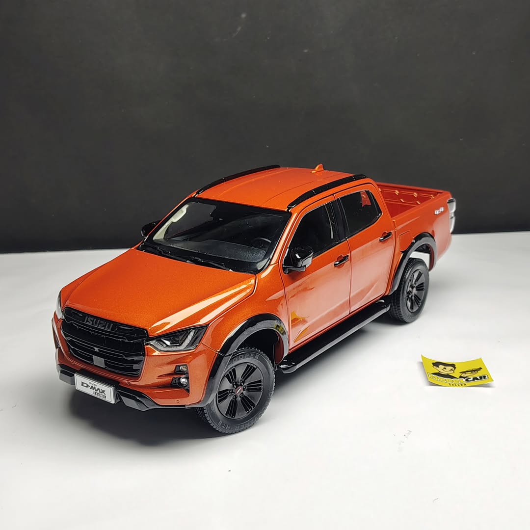 1/18 ISUZU D MAX D-MAX 2023 Pickup Truck Diecast Model Car orange front