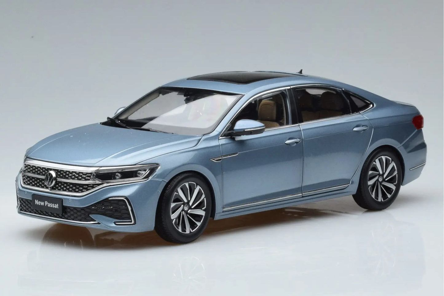 1/18 Volkswagen Passat 2022 Diecast Scale Model Car