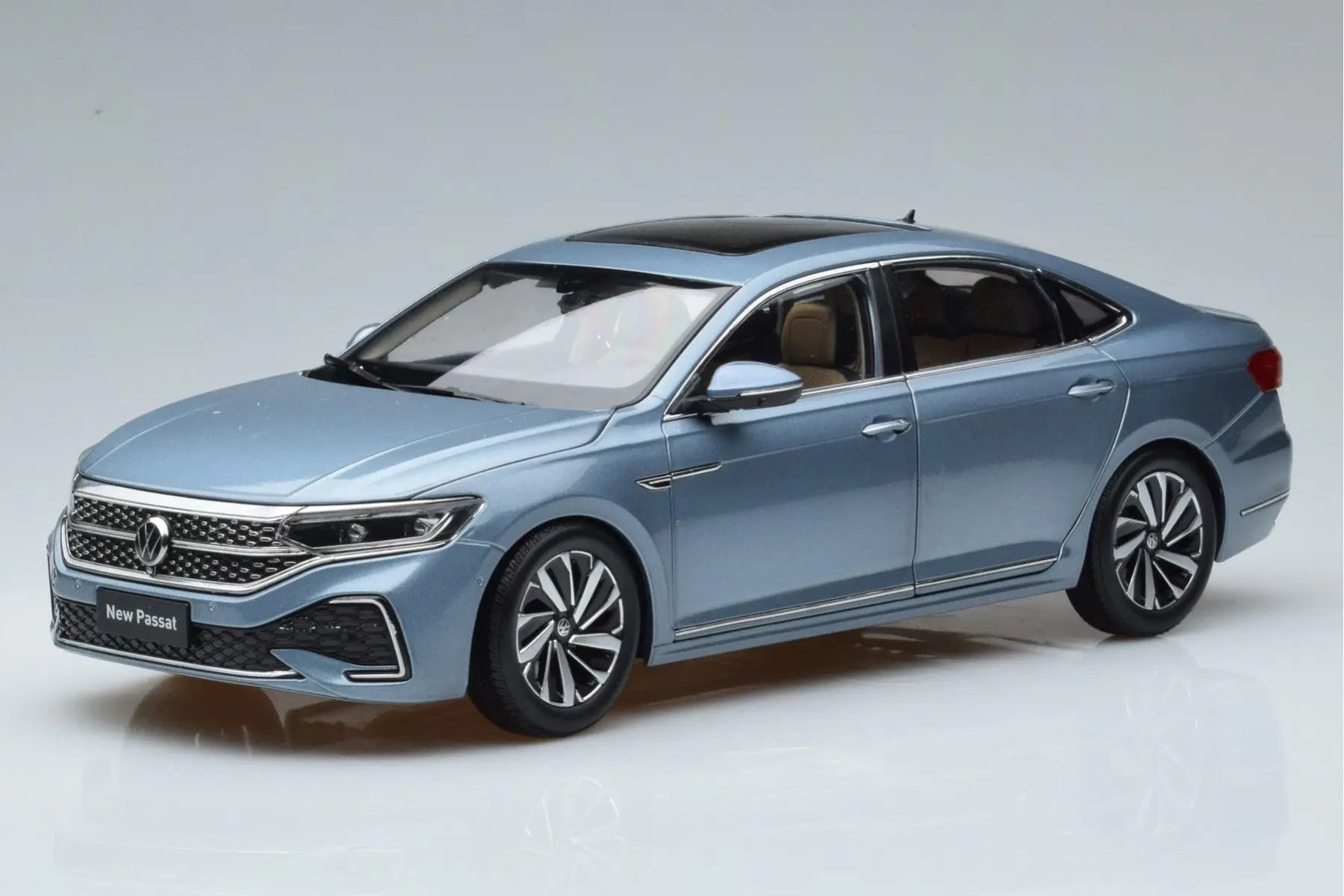 1/18 Volkswagen Passat 2022 Diecast Scale Model Car