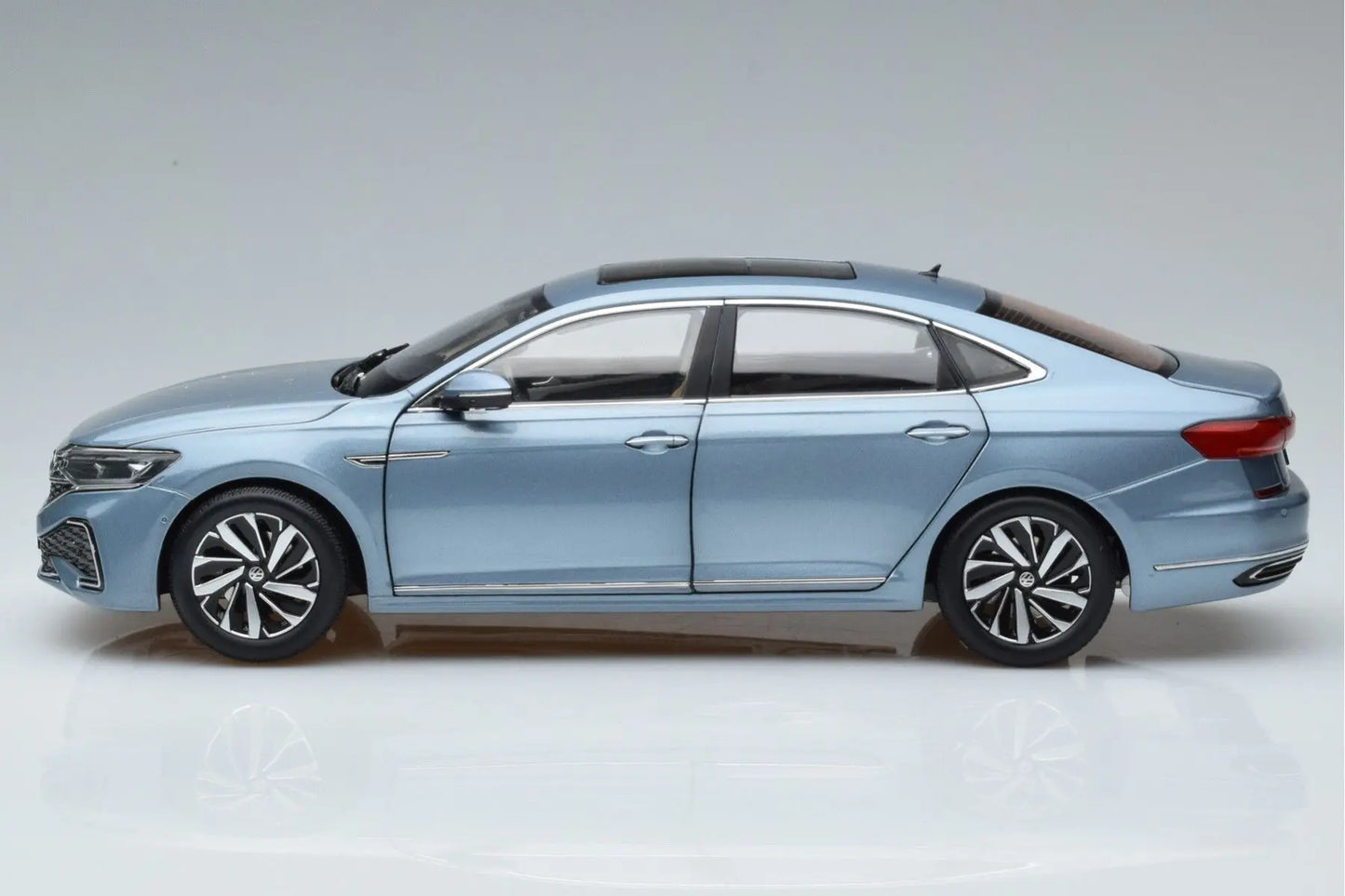 1/18 Volkswagen Passat 2022 Diecast Scale Model Car