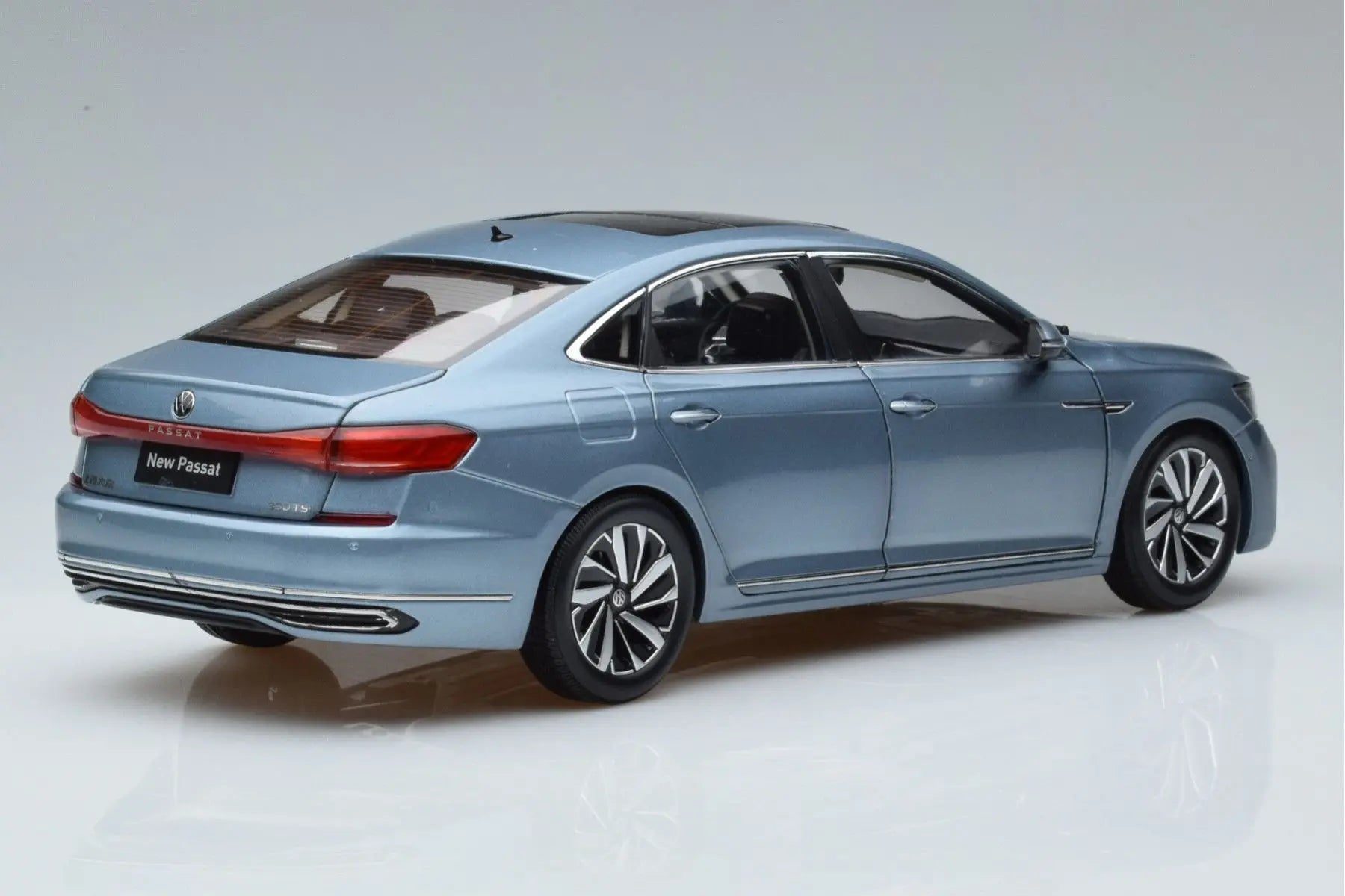 1/18 Volkswagen Passat 2022 Diecast Scale Model Car