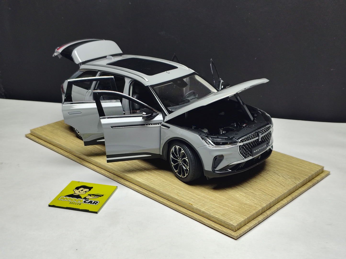 118 Lincoln Nautilus Diecast Scale Model SUV 