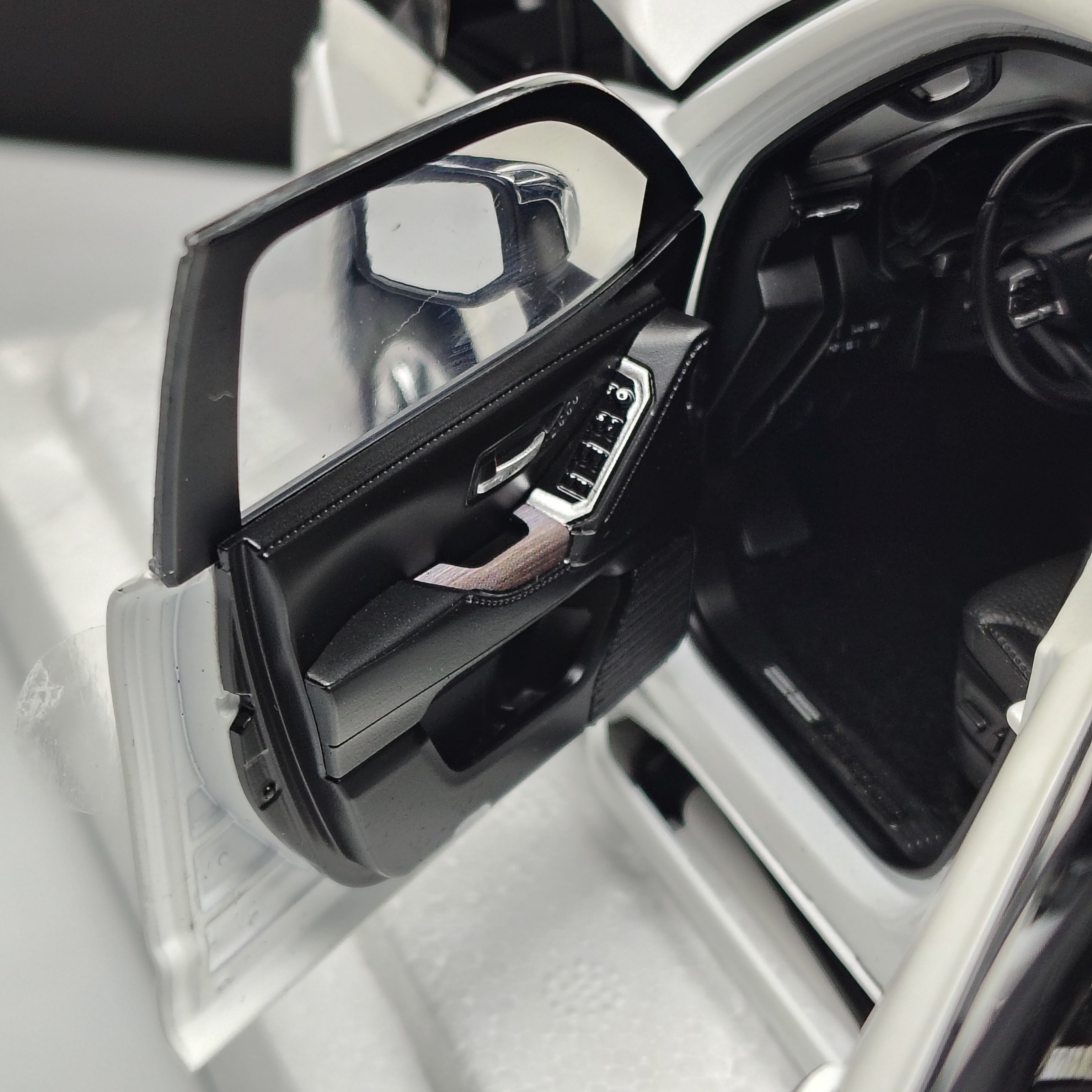 1/18 LCD Toyota Land Cruiser LC300 ZX Diecast Scale Model SUV